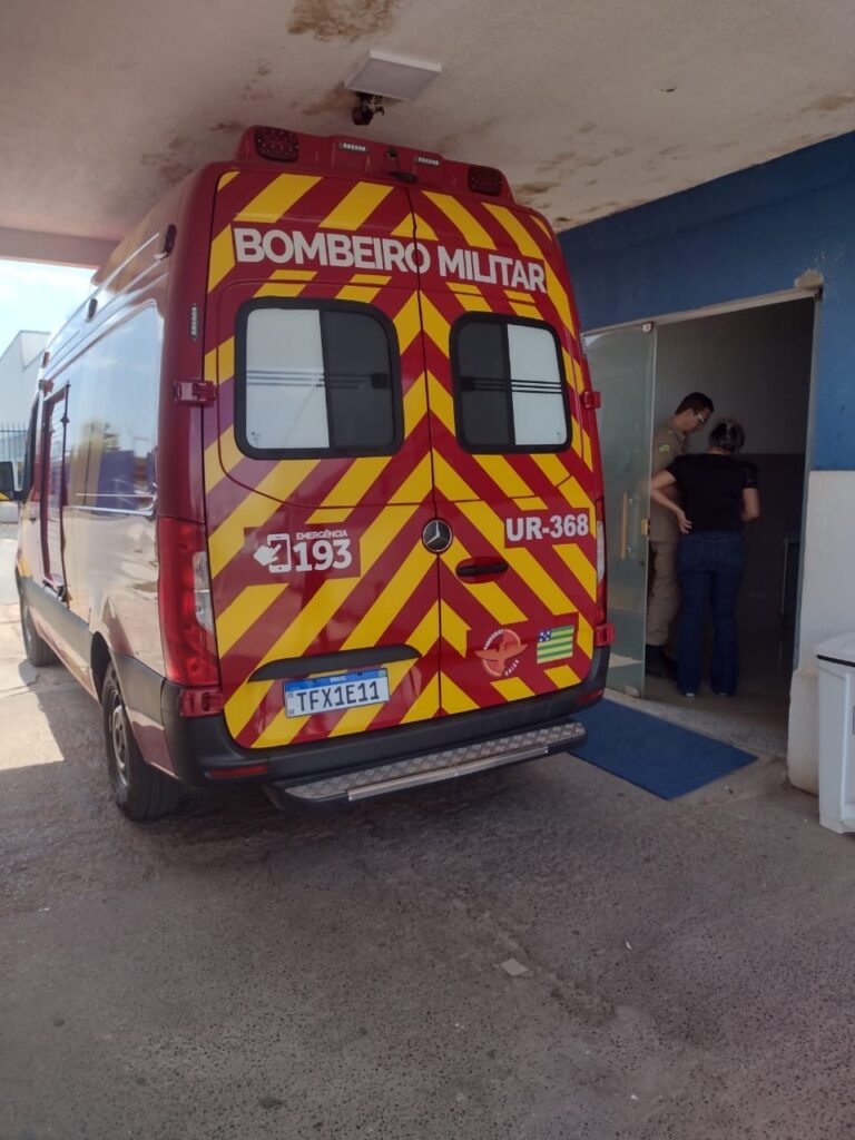 Bombeiros socorrem mulher atropelada por moto na Avenida JK, em Posse-GO