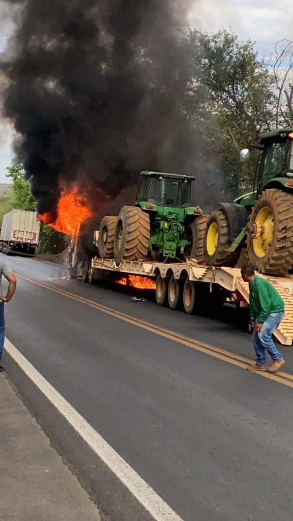 Colisão entre carretas provoca incêndio na BR-020, em Posse-GO; bombeiros usam 5 mil litros de água nas chamas