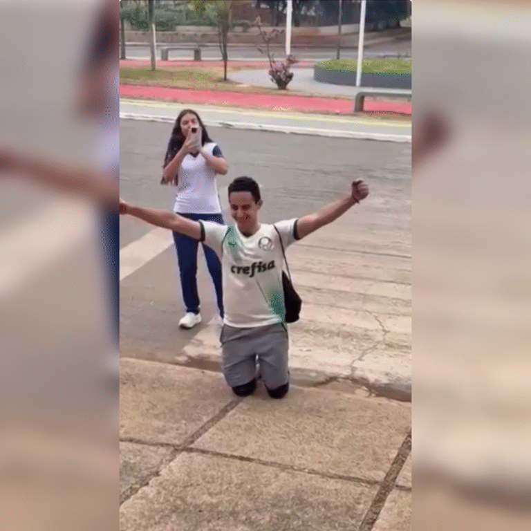 Estudante cumpre promessa em Luís Eduardo Magalhães-BA e percorre 4 km ajoelhado até a escola após Palmeiras se classificar para final da Libertadores