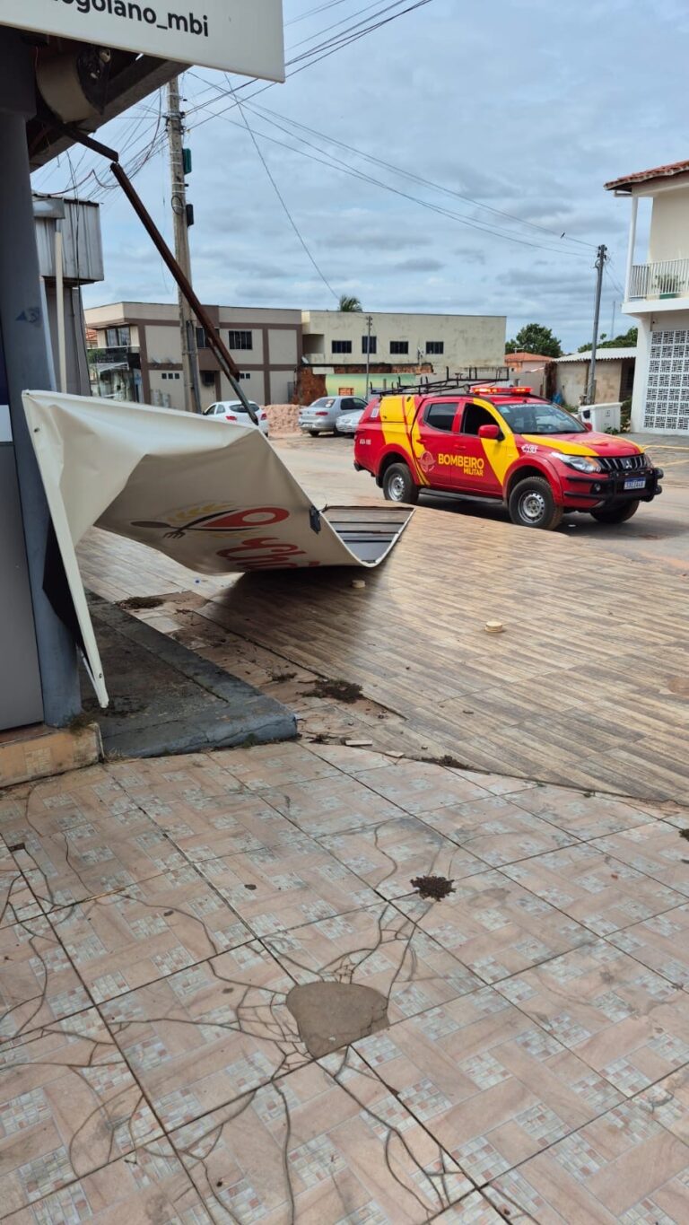 Bombeiros fazem levantamento de danos e avaliam riscos após tempestade com ventania em Mambaí-GO