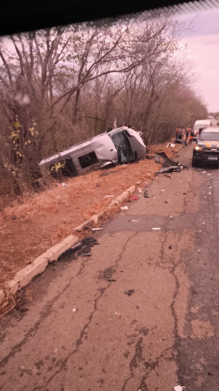 Acidente entre van, carreta e caminhonete deixa várias pessoas feridas na BR-242, em Barreiras