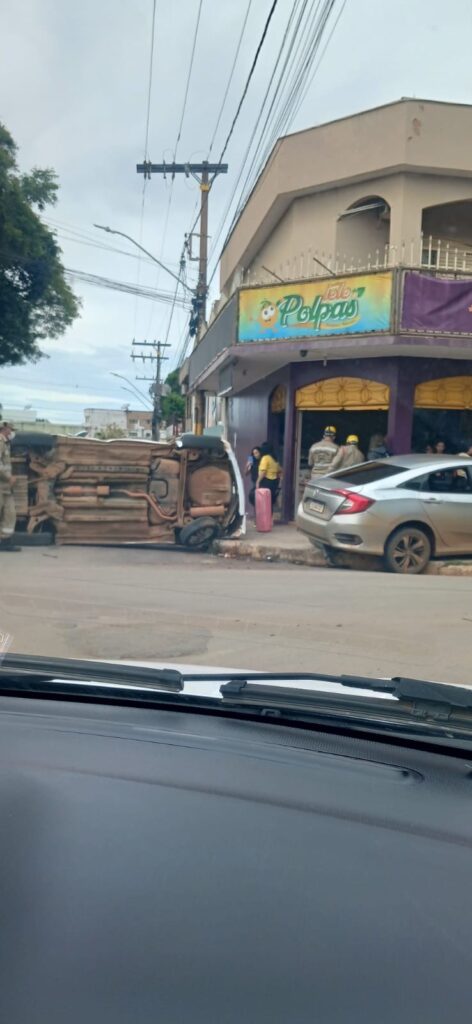 Veículo tomba após colisão com outro carro na região central de Formosa-GO