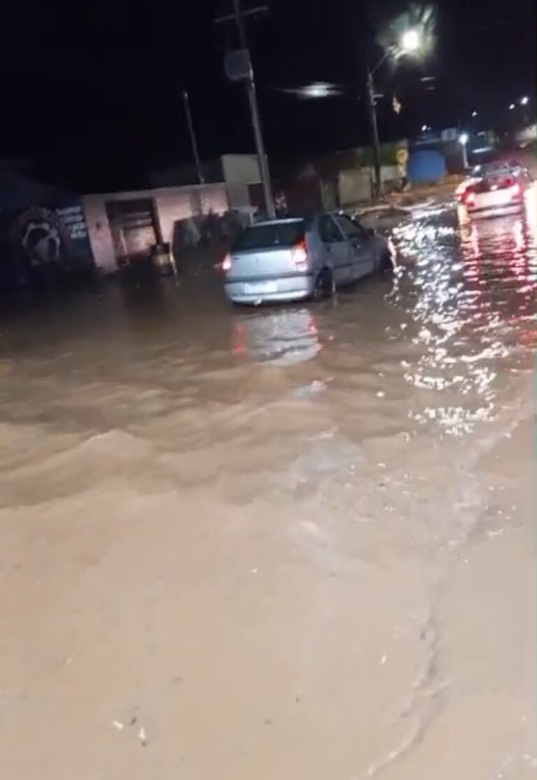 Chuva provoca alagamentos, queda de fiação e deixa carro preso em rua em Posse-GO