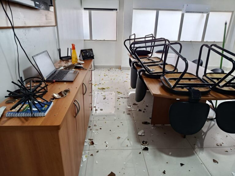 Homem em surto invade a Prefeitura e destrói gabinete do prefeito em Uruaçu-GO