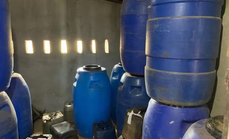 Operação em fábricas clandestinas apreende 11 mil litros de cachaça e destilados em Combinado-TO