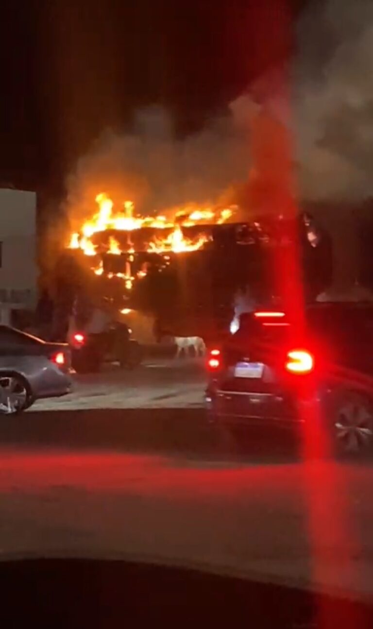 Carreta carregada com fardos de algodão pega fogo no distrito Rosário-BA