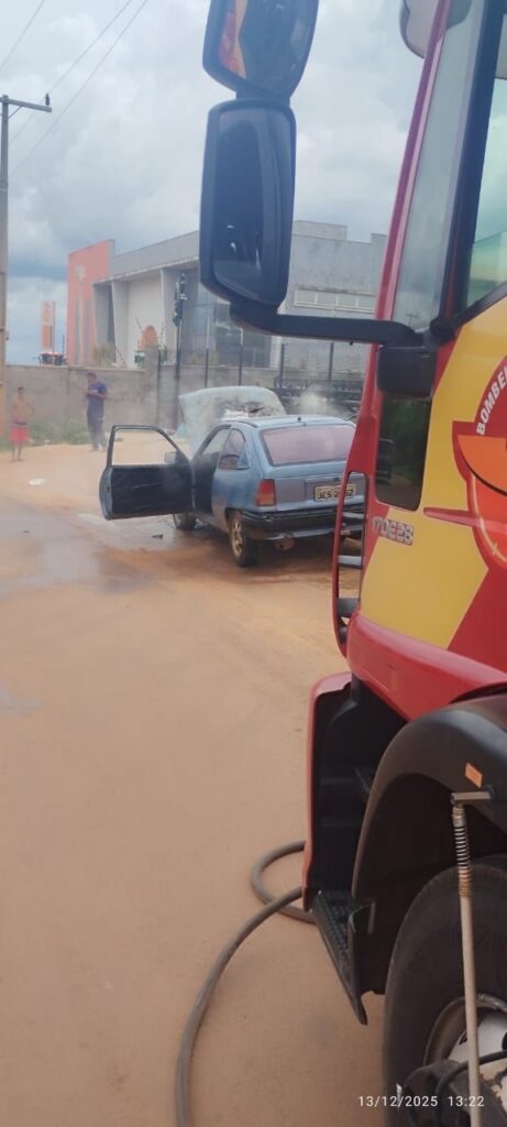 Carro pega fogo na Avenida Brasília em Formosa-GO