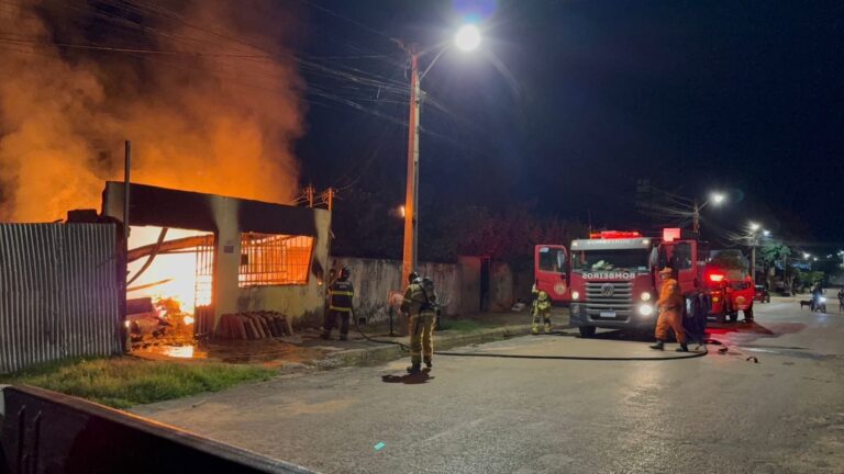 Incêndio atinge residência durante a madrugada em Luís Eduardo Magalhães-BA