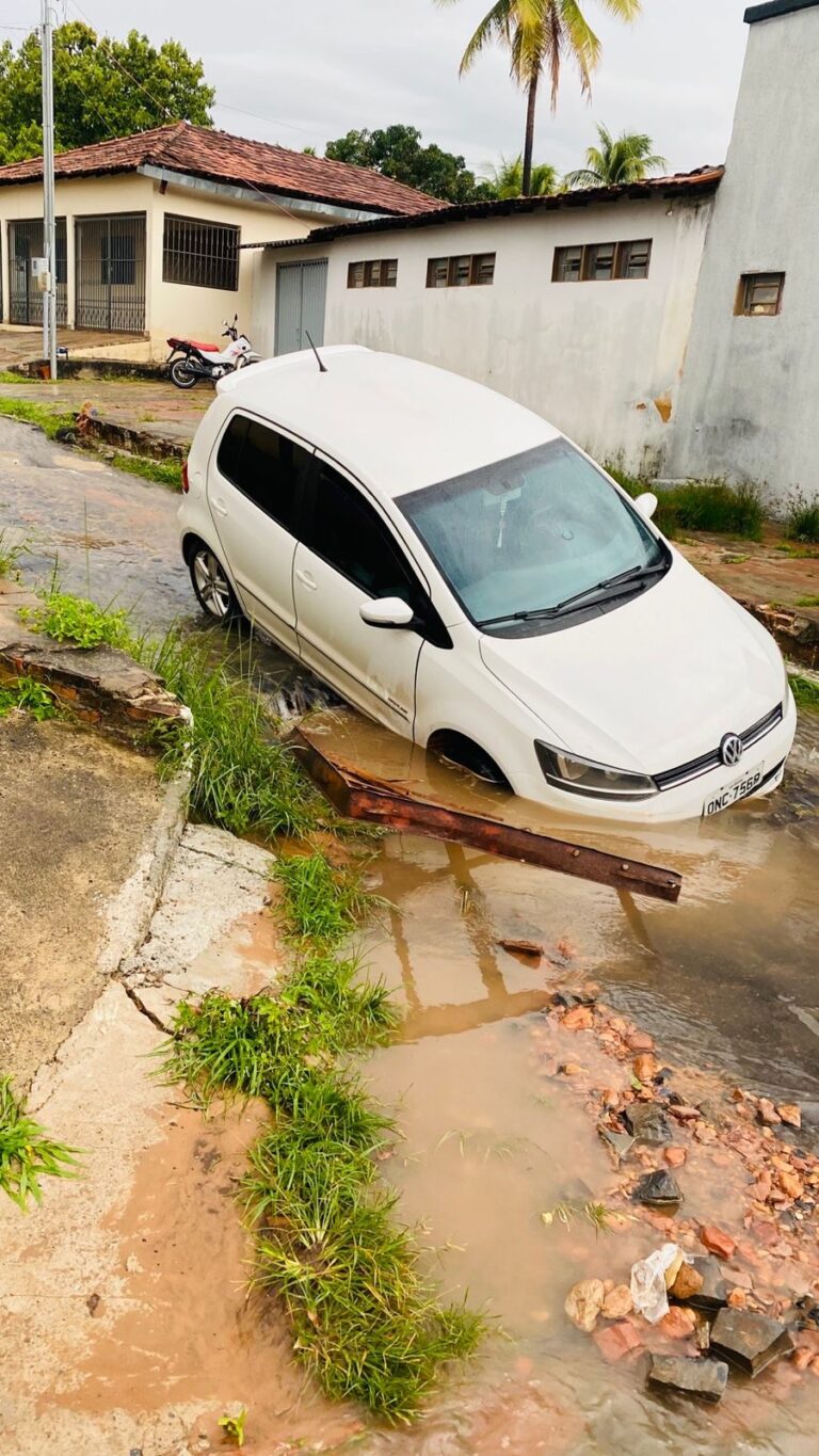 Buraco causa novo incidente e carro fica preso em rua de Posse-GO