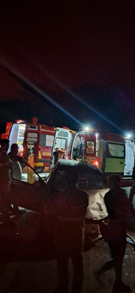 Grave acidente entre dois carros deixa cinco feridos na GO-446, em Posse-GO