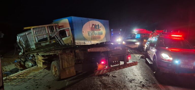 Colisão entre três caminhões deixa dois feridos graves na BR-020