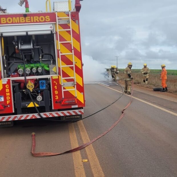 Corpo de Bombeiros combate incêndio em veículo na GO-118