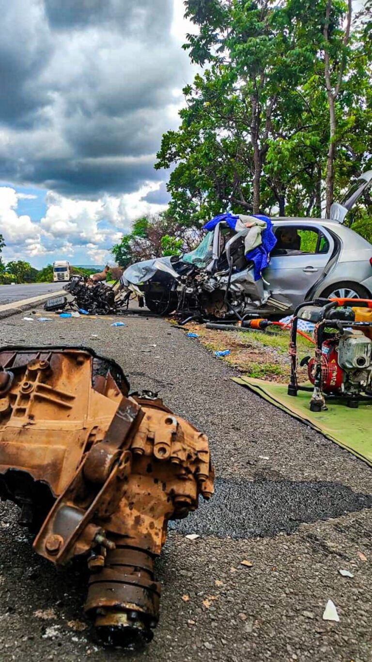 Homem de 39 anos morreu e cinco pessoas ficaram feridas em colisão frontal na BR-020, em Posse-GO