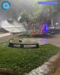 Chuva com ventos fortes causa estragos em enfeites de Natal e derruba tendas em praça de Iaciara-GO