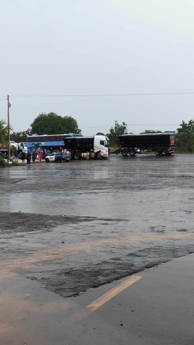 Acidente entre ônibus e carreta deixa uma pessoa ferida na BR-020, em Formosa-GO