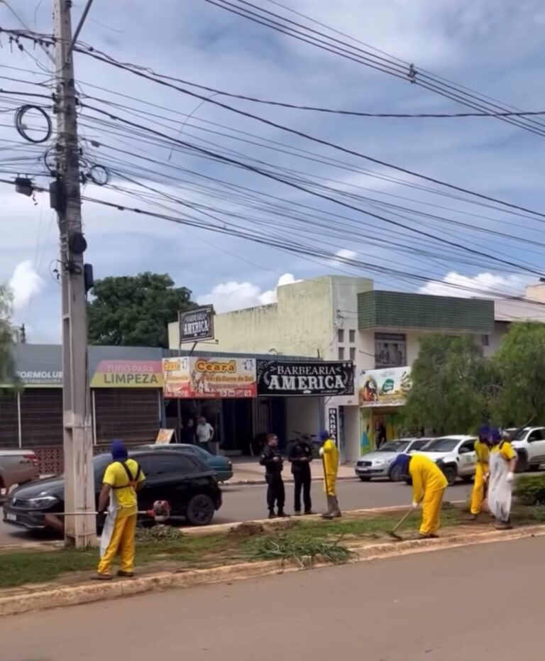 Presos do sistema prisional realizam serviços de limpeza urbana em Formosa-GO