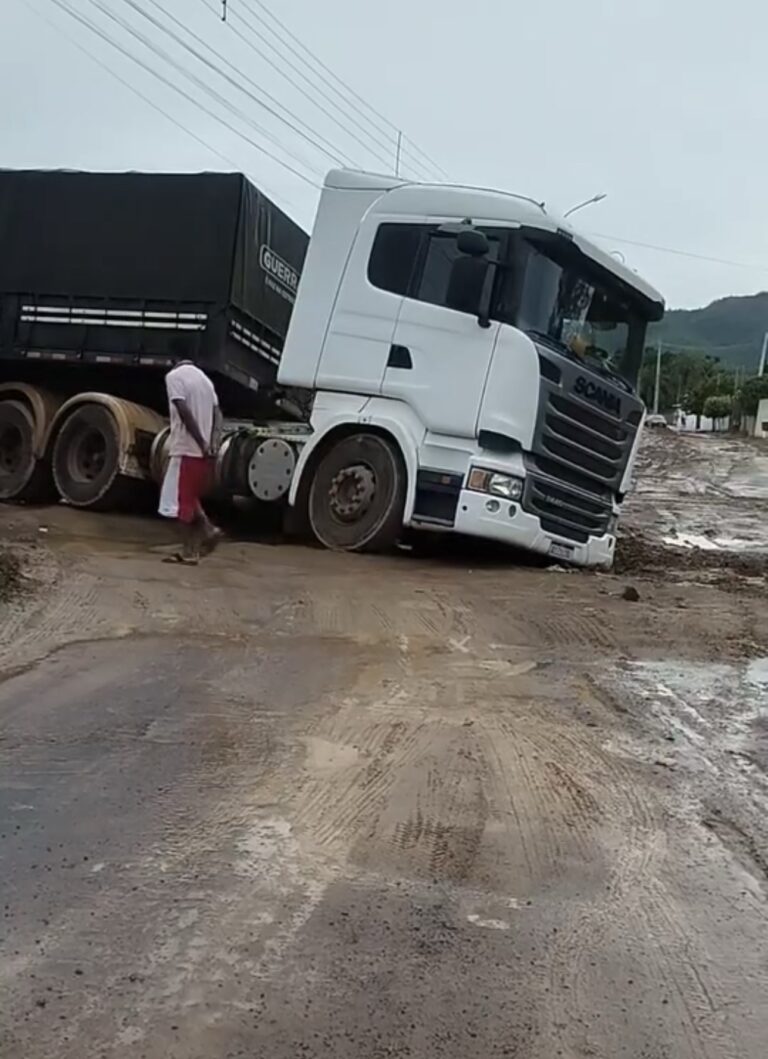 Carreta atola em trecho de obra de galeria fluvial em Simolândia-GO