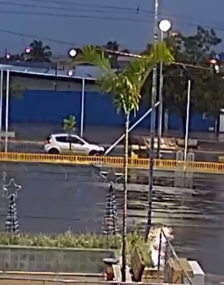 Carro bate em poste de decoração natalina na avenida JK, em Posse-GO