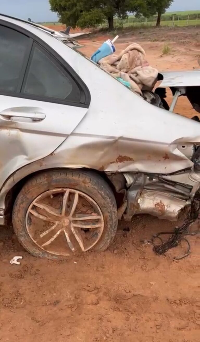 Carro capota após pneu estourar e deixa cinco feridos na BR-349, em Correntina-BA