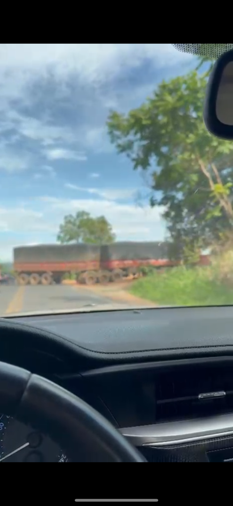 Carreta atola durante manobra e bloqueia parcialmente parte da GO-108 em Simolândia-GO