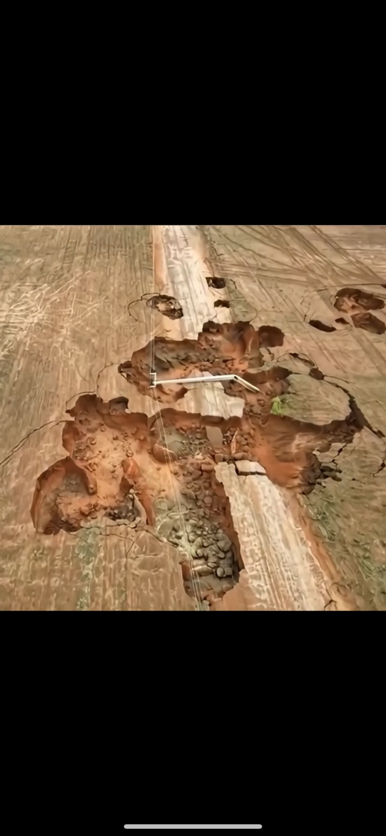 Erosão avança e coloca em risco estrada da Coaceral no Oeste da Bahia