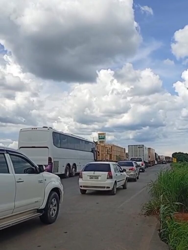 Engarrafamento é registrado na BR-020 entre Simolândia e o trevo de Buritinópolis após acidente com caminhão