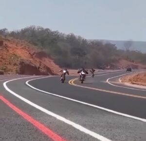 Guarani de Goiás: Vídeos mostram jovens em motocicletas pegando racha na GO-108, no Parque Terra Ronca