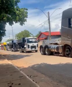 Iaciara-GO: cortejo com caminhões marca despedida de motorista que morreu em acidente na GO-446