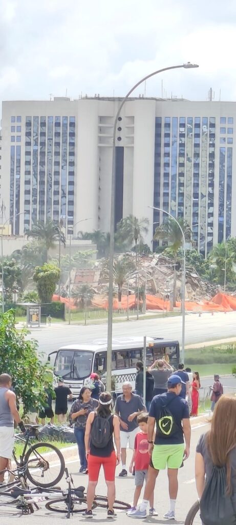 Após anos de abandono, Hotel Torre Palace é implodido em Brasília