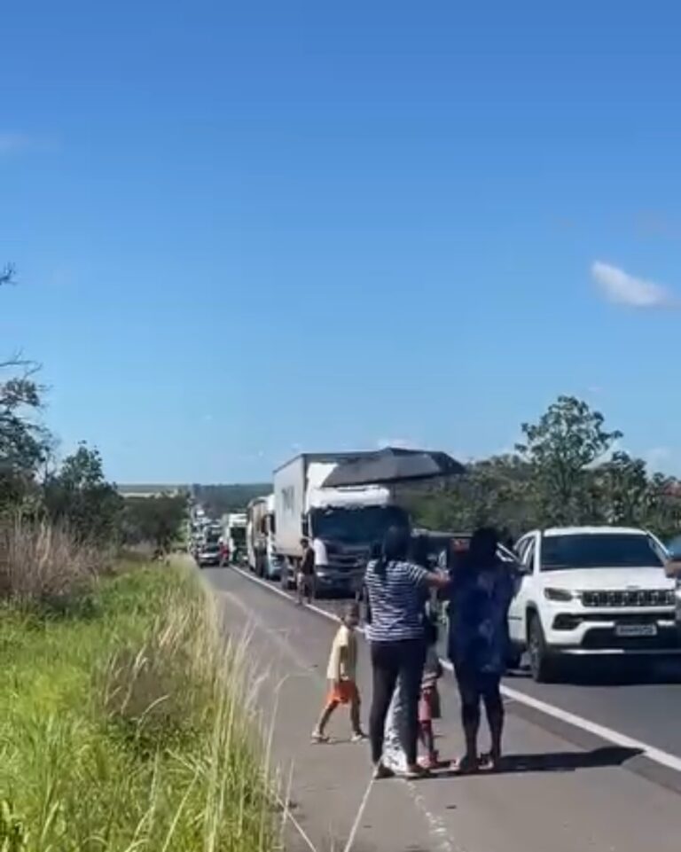 Acidente provocou congestionamento de mais de 5 km na BR-020, entre Posse-GO e distrito do Rosário