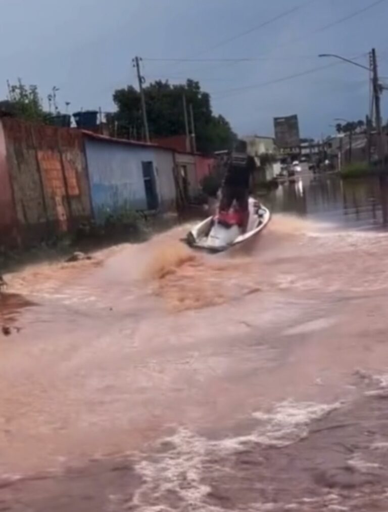 Vídeo mostra homem fazendo manobras com moto aquática em rua alagada de Planaltina de Goiás
