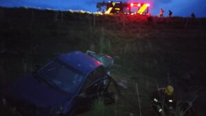 Posse-GO: motorista fica preso às ferragens após carro capotar na GO-446 e cair em ribanceira