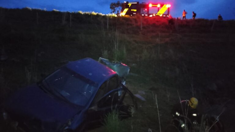 Posse-GO: motorista fica preso às ferragens após carro capotar na GO-446 e cair em ribanceira