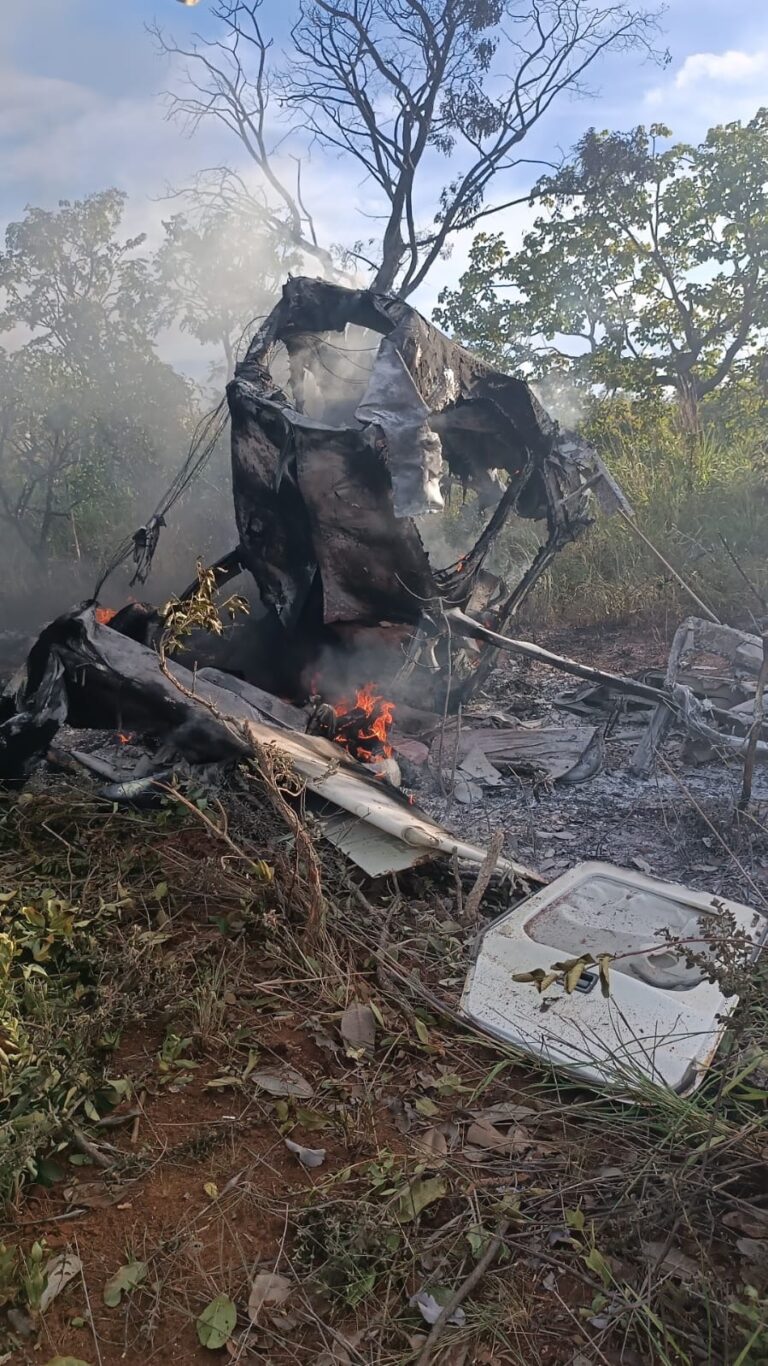 Avião de pequeno porte cai e pega fogo durante decolagem no aeroporto de Formosa-GO
