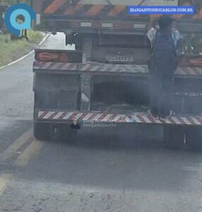 Criança é flagrada pendurada em carreta na GO-446, em Posse-GO