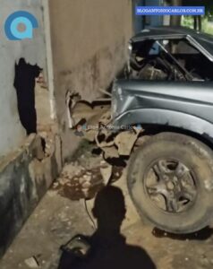 Motorista fica ferido após colisão contra muro no Setor dos Funcionários, em Posse-GO
