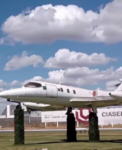 Avião em praça de Luís Eduardo Magalhães-BA simboliza homenagem de pai ao filho
