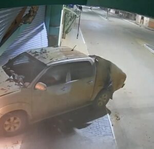 Caminhonete atinge loja em Mambaí-GO; motorista é detido horas depois