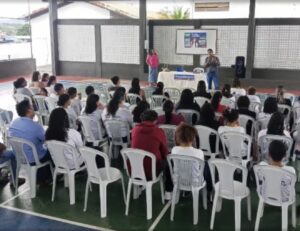 Estudantes recebem cartões do Bolsa Estudos em Guarani de Goiás