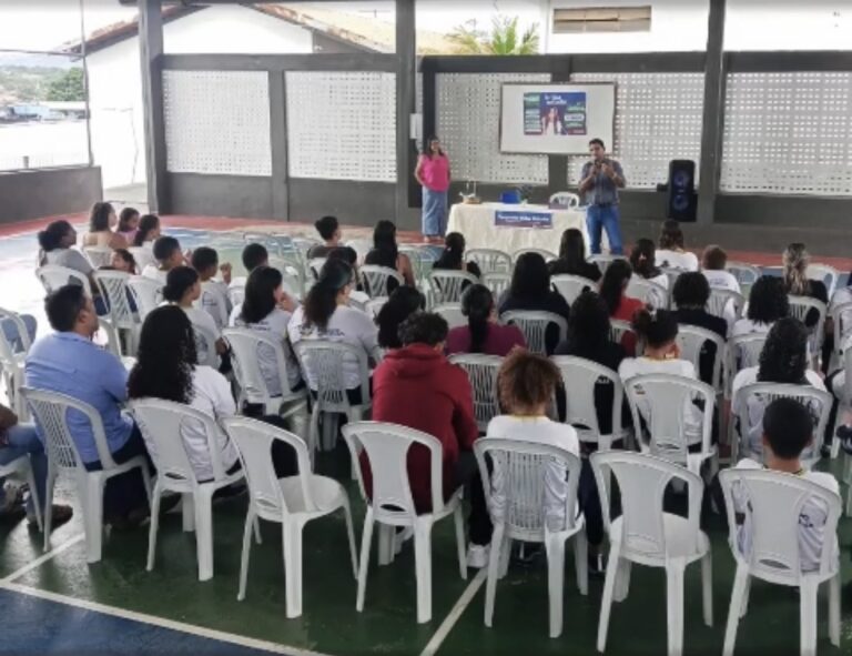 Estudantes recebem cartões do Bolsa Estudos em Guarani de Goiás
