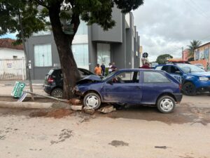 Acidente entre dois carros deixa duas pessoas feridas no centro de Posse-GO