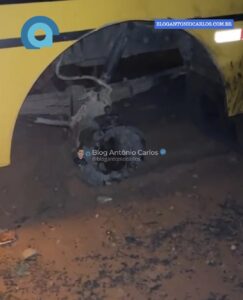 Ônibus escolar de Iaciara-GO que transportava alunos perde roda e motorista evita acidente na GO-446