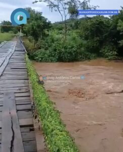 Excesso de água da cidade escoa para o Rio Prata e faz nível do rio subir em Posse-GO; ponte preocupa