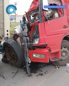 Motorista fica ferido após caminhão bater no fundo de carreta na BR-020, em Simolândia-GO