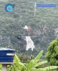 Cachoeira se forma no meio da serra após chuva em Nova Roma-GO