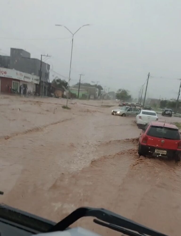 Posse-GO: Chuva intensa provoca alagamentos e Defesa Civil emite alerta severo