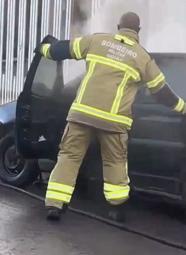 Carro é destruído por incêndio em Formosa-GO, e proprietária se emociona ao falar de Deus