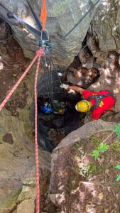 Pesquisador é resgatado após queda em caverna na zona rural de Posse-GO