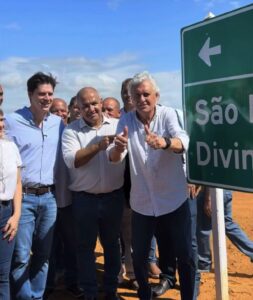 Caiado inaugura trecho da GO-110 entre Iaciara-GO e distrito de Estiva