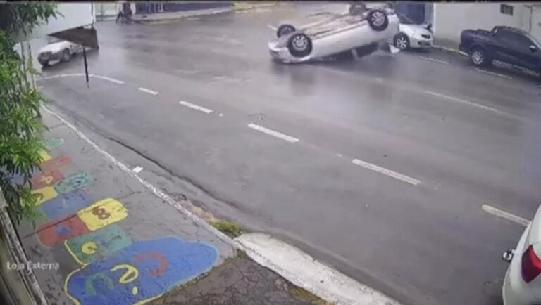 Motorista capota carro após colisão no centro de Posse-GO